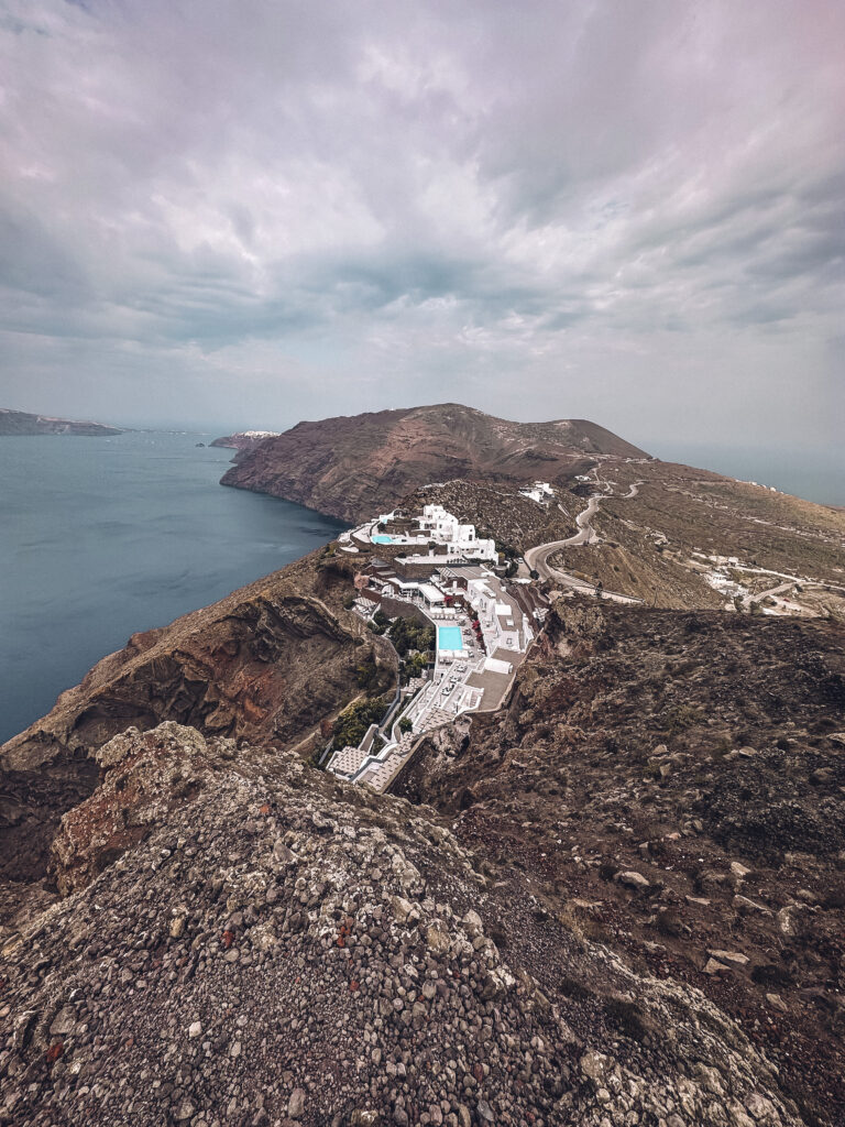 The view overlooking the Oia to Fira hike